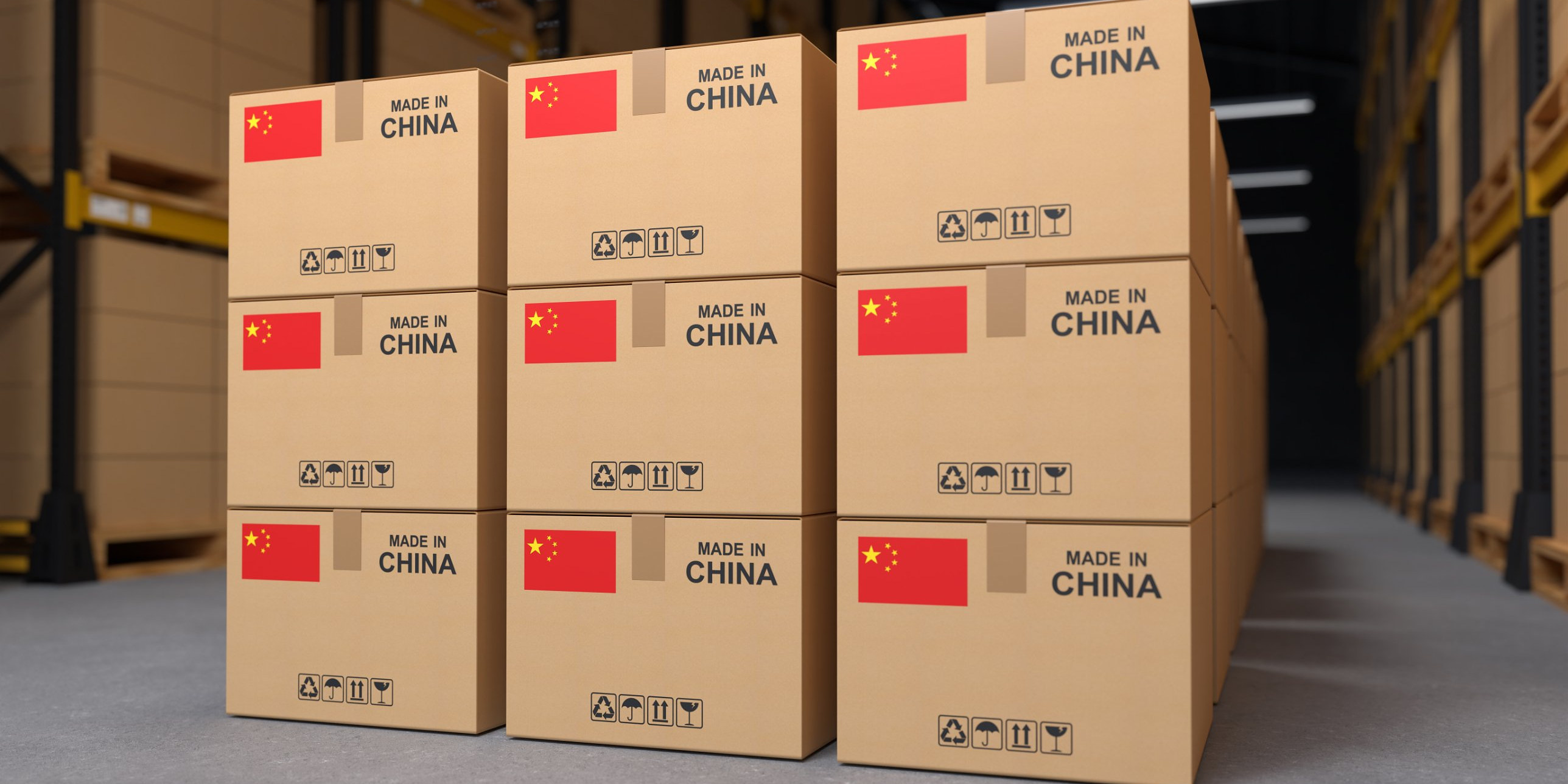 Cajas de mercancía fabricada en China apiladas en un almacén