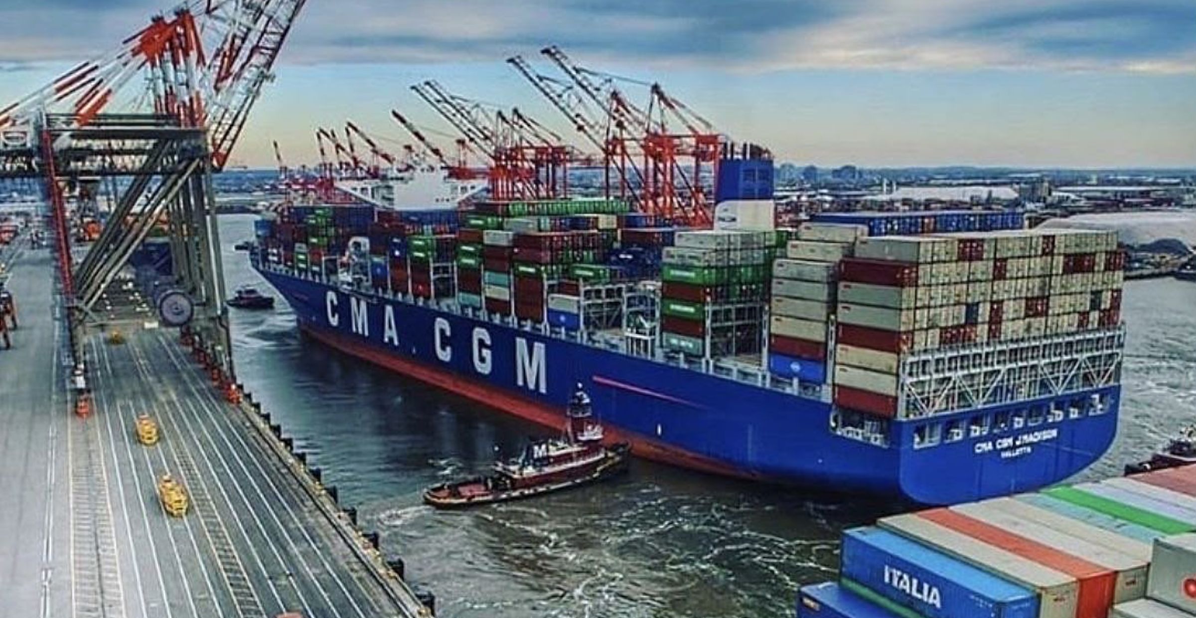 Buque portacontenedores atracado en el puerto, con grúas cargando contenedores