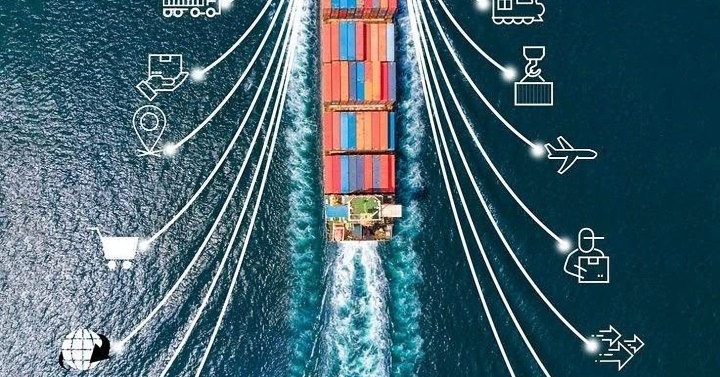 Buque portacontenedores navegando, con los servicios de transporte, almacén y entrega